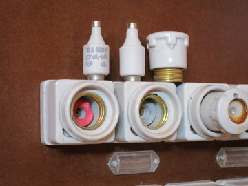 Fuses removed, you can see the coloured gauge rings inside the fuse holder.