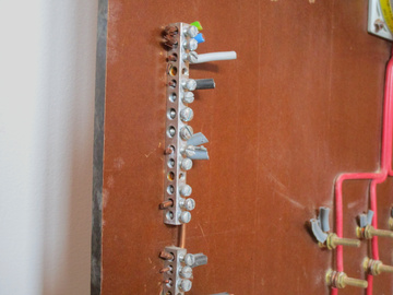 Closer look at the neutral terminal bar.