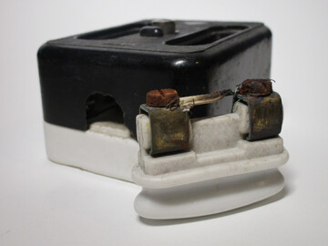 Picture of a rewireable fuse holder with a random wire installed instead of a fuse wire.