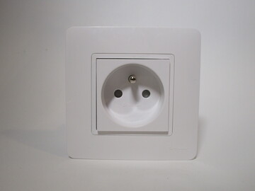 Front view of an earthed socket.