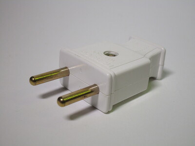 Side view of the plug. It doesn't have any safety sleeves.