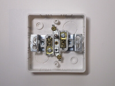 View of the terminals of the socket.