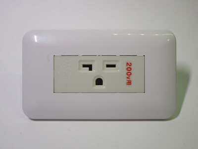 Sideways view of the socket with the faceplate installed.