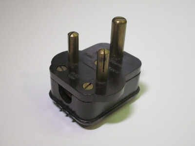 Front view of the plug. It's made of dark brown bakelite.